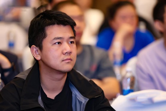 張安東參加會議。泰康拜博口腔供圖