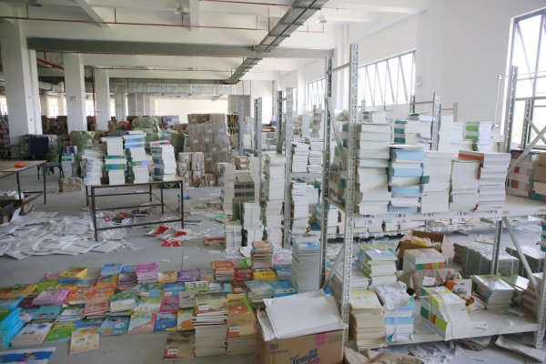 警方查扣的盜版書籍。重慶市公安局打假總隊(duì)供圖