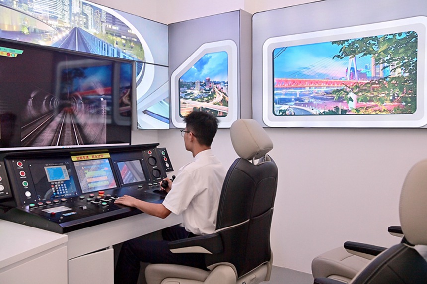 學(xué)生在城軌駕駛體驗(yàn)艙學(xué)習(xí)。熊桂偉攝