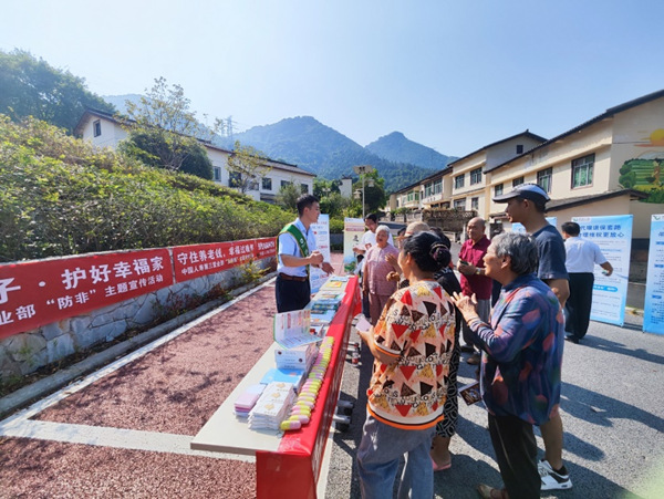 中國人壽壽險重慶市分公司深入江北區(qū)復(fù)盛鎮(zhèn)華山村開展金融教育宣傳活動。中國人壽壽險重慶市分公司供圖