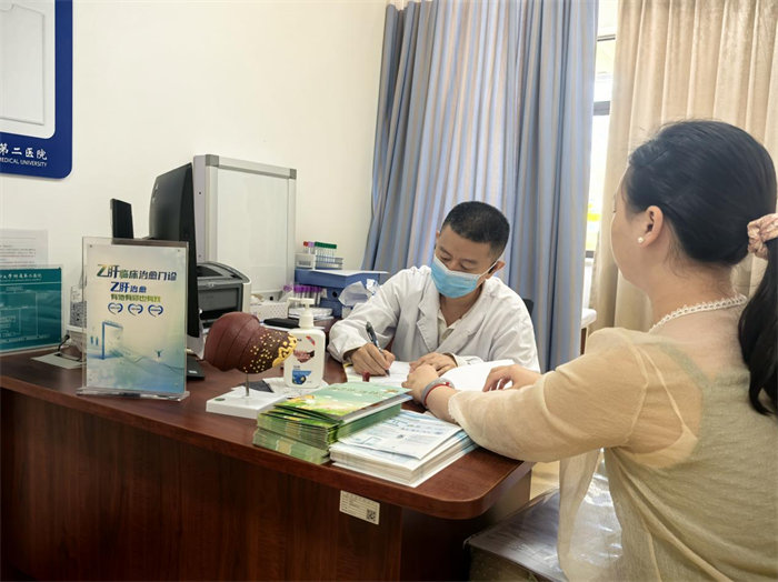 蔡大川主任醫(yī)師在乙肝臨床治愈門診出診。重醫(yī)附二院供圖