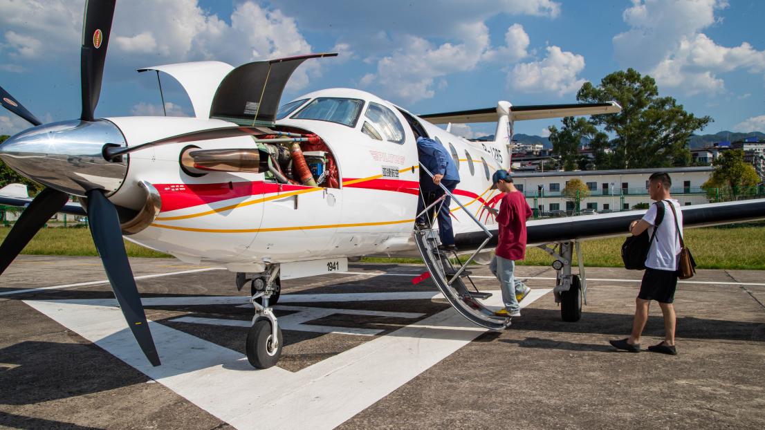 乘客從梁平區(qū)返航黔江區(qū)。黃亞輝攝