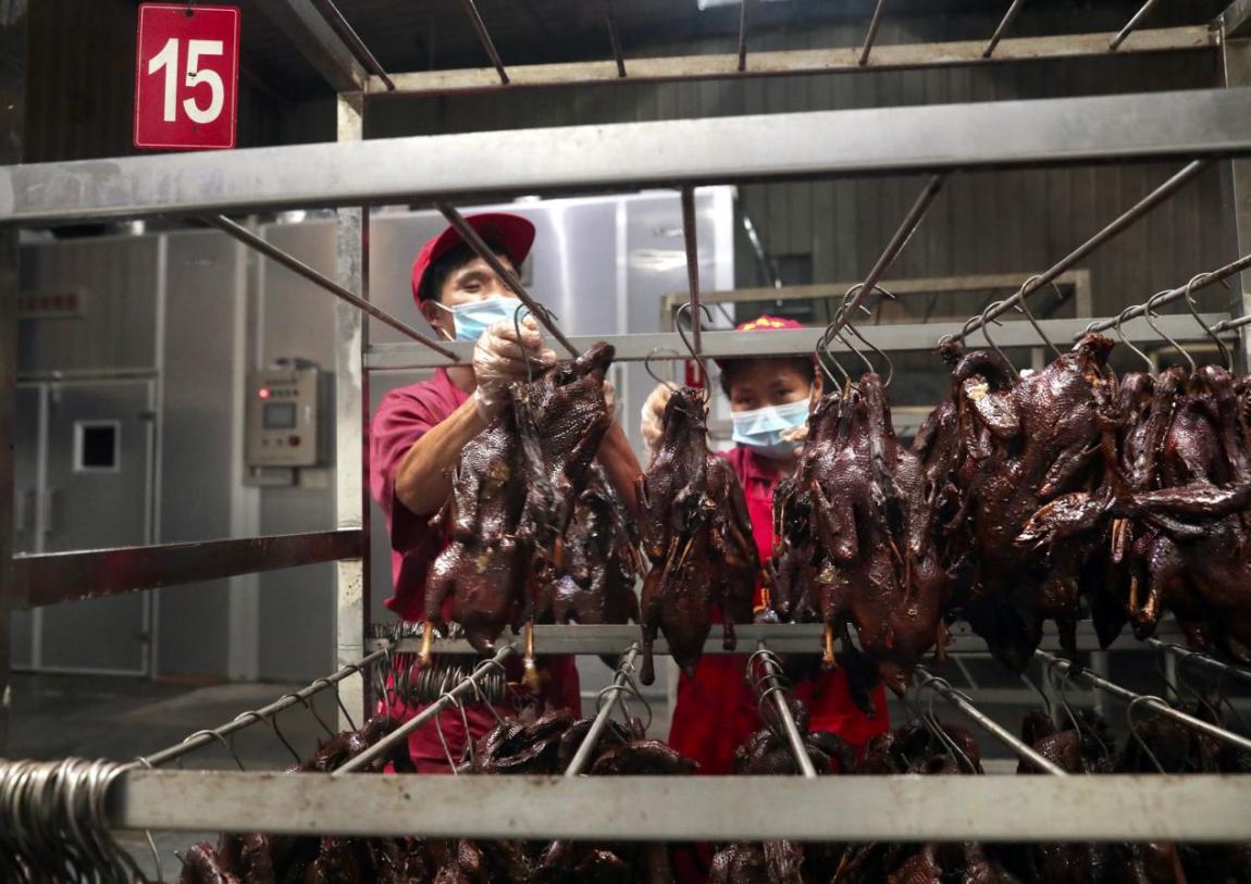 用數(shù)字化保存?zhèn)鹘y(tǒng)工藝、留住口味。梁平區(qū)融媒體中心供圖