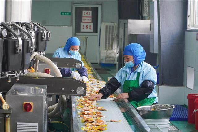 上口佳數(shù)字化生產(chǎn)車間，工人在檢查產(chǎn)品質(zhì)量。梁平區(qū)融媒體中心供圖