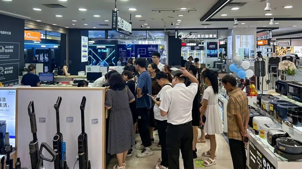 重慶重百商社電器有限公司渝北店，顧客排隊(duì)買(mǎi)單。渝北區(qū)商務(wù)委供圖