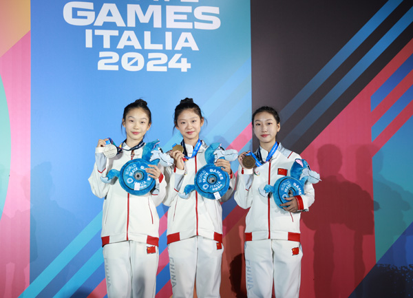 七中學子王安琪（中）奪冠。學校供圖