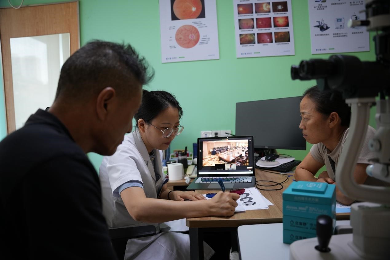 會診現(xiàn)場。重慶愛爾眼科醫(yī)院總院供圖