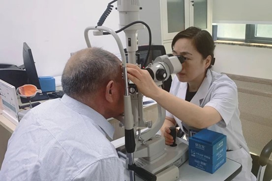 李琳為患者檢查眼部情況。重慶華廈眼科醫(yī)院供圖