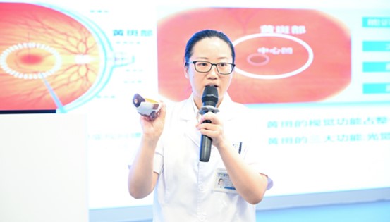 艾玲講解眼底病發(fā)生的部位。重慶南坪愛爾眼科醫(yī)院