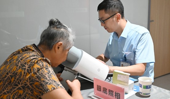 老年患者做眼底照相檢查。重慶南坪愛爾眼科醫(yī)院供圖