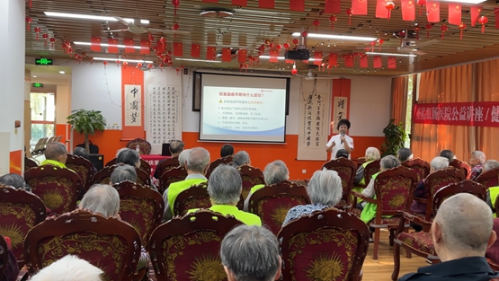 謝恩莉講解現(xiàn)場。重慶圣佑肛腸醫(yī)院供圖