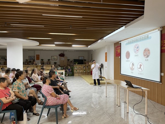 喻川講解現(xiàn)場。重慶圣佑肛腸醫(yī)院供圖