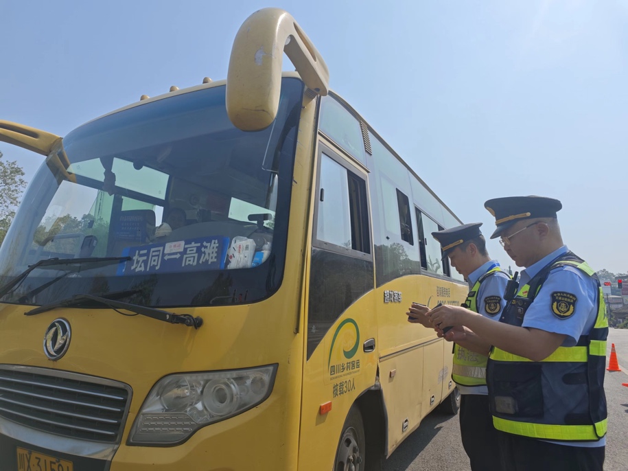 交通執(zhí)法人員開展執(zhí)法檢查。重慶交通運輸執(zhí)法總是直屬支隊供圖