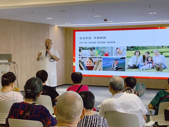 陳伯凡科普老年眼病知識(shí)。重慶普瑞眼科醫(yī)院供圖