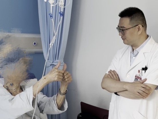 醫(yī)生查房中。重慶松山醫(yī)院供圖