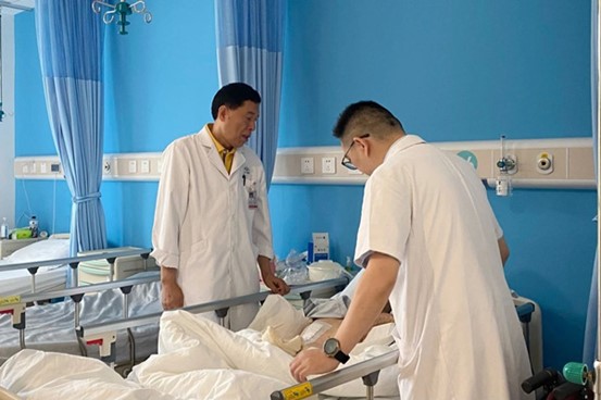 醫(yī)生查房中。重慶松山醫(yī)院供圖