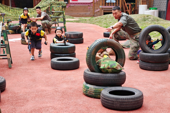 孩子們體驗(yàn)“鉆山洞”。朝陽幼兒園供圖