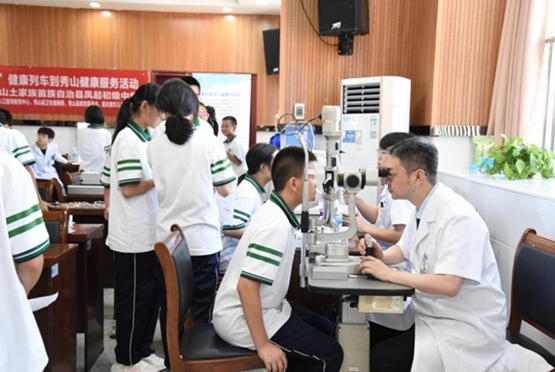 眼健康義診活動現(xiàn)場。重慶愛爾兒童眼科醫(yī)院供圖