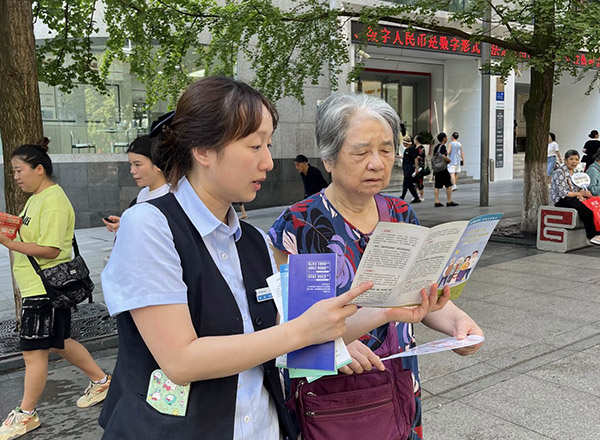 為老年群體一對(duì)一講解金融知識(shí)。漢口銀行重慶分行供圖