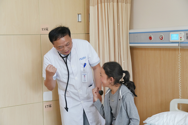 鐘前進(jìn)與患者一起加油。重慶康心醫(yī)院供圖