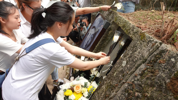 音樂學院學生向烈士獻花。西南大學供圖