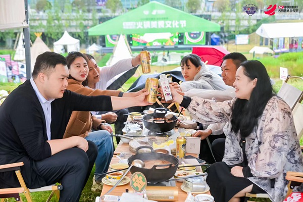 吃重慶火鍋，喝重慶啤酒。主辦方供圖