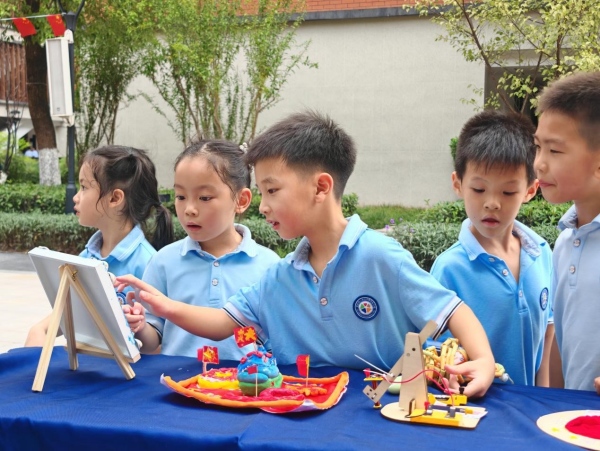 學(xué)生參觀手工作品?？得澜值拦﹫D