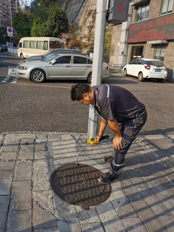 重慶燃?xì)饨狈止狙矙z人員開(kāi)展地下管網(wǎng)巡檢工作。重慶燃?xì)饧瘓F(tuán)供圖