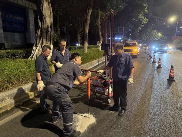 搶險(xiǎn)施工人員連夜探測(cè)驗(yàn)漏。重慶燃?xì)饧瘓F(tuán)供圖