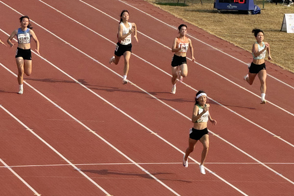一實高二學(xué)生程小林（前）獲得青少年乙組女子100米冠軍。學(xué)校供圖