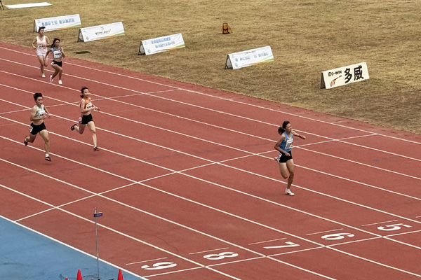 一實初二學(xué)生黃新雅（前）獲得青少年丁組女子200米冠軍。學(xué)校供圖