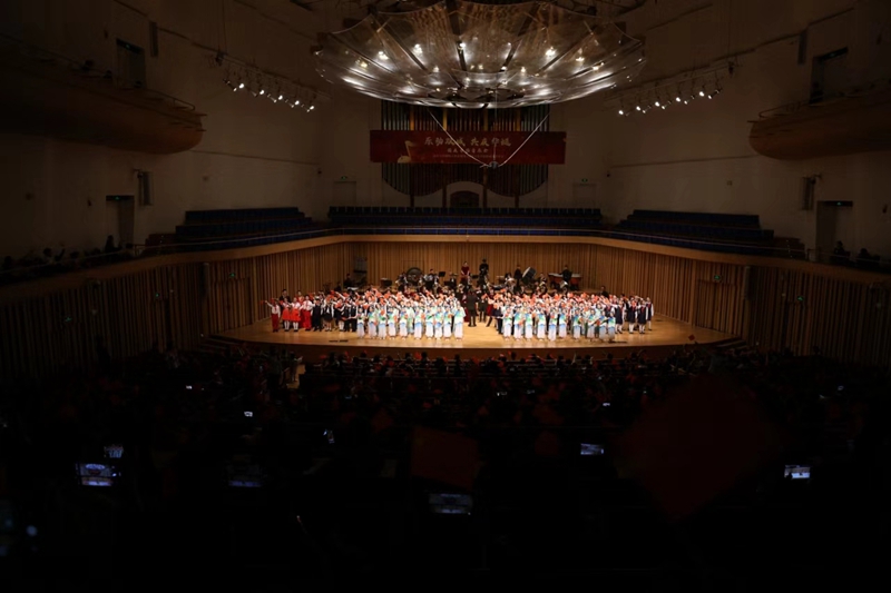 全體演員高聲齊唱《歌唱祖國》。重慶大學(xué)城樹人教育集團(tuán)供圖