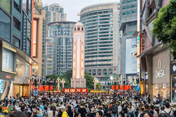 游客打卡解放碑地標。羅云希攝