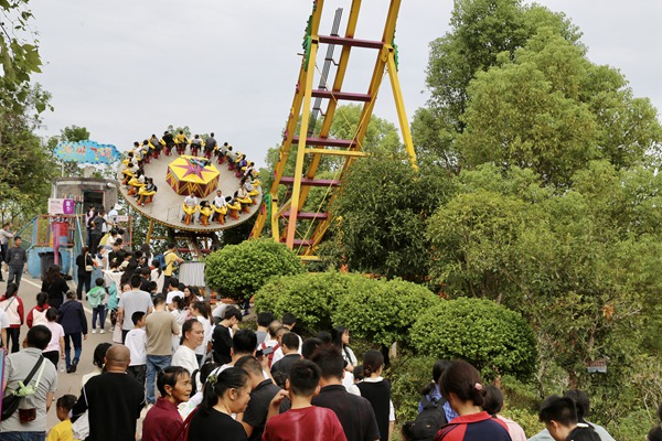 美心紅酒小鎮(zhèn)人氣火爆。景區(qū)供圖