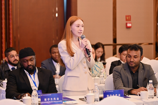 高校師生代表與嘉賓進行問答交流。鄒樂攝