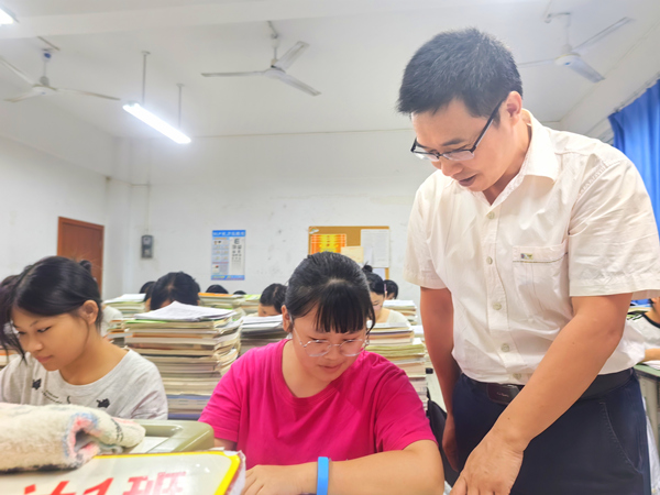 課堂上，鄧雄飛為學(xué)生答疑解惑。受訪者供圖