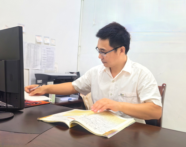 備課中的鄧雄飛。受訪者供圖