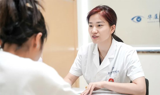 蔡錫安詢問患者眼部情況。重慶華廈眼科醫(yī)院供圖