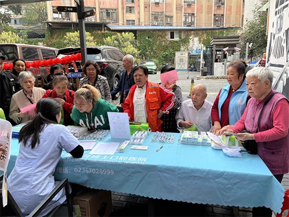 公益活動現(xiàn)場。重慶牙博士口腔供圖