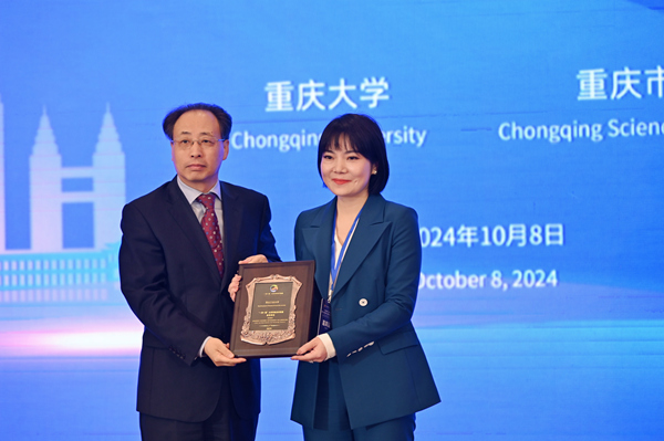 王樹(shù)新為西北工業(yè)大學(xué)代表授牌。鄒樂(lè)攝