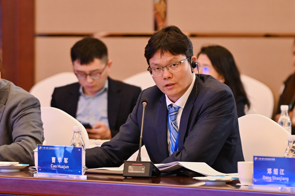 曹華軍匯報(bào)聯(lián)盟2025年工作計(jì)劃。鄒樂(lè)攝