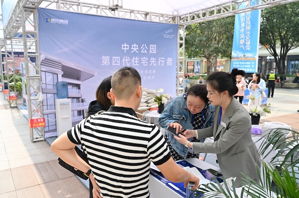 市民在了解樓盤相關(guān)情況。鄒樂(lè)攝
