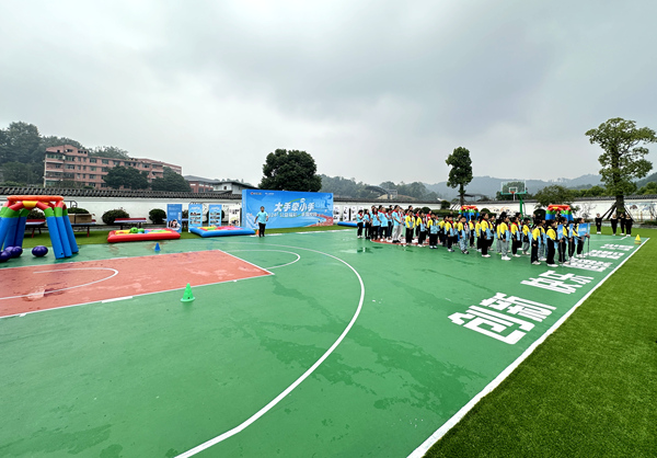 大家在新運動場上開展公益趣味運動會。莢天宇攝