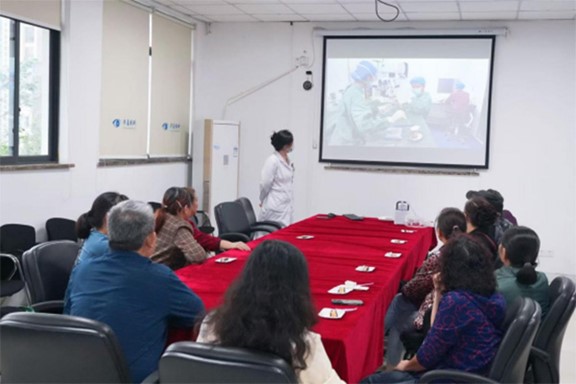 科普講座現(xiàn)場。重慶華廈眼科醫(yī)院供圖