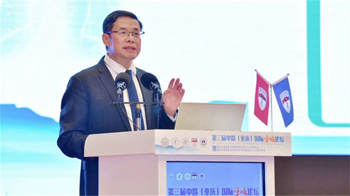 第三屆中歐（重慶）國(guó)際呼吸論壇主席、重慶醫(yī)科大學(xué)附屬第一醫(yī)院呼吸科主任郭述良進(jìn)行講解。 重醫(yī)附一院供圖