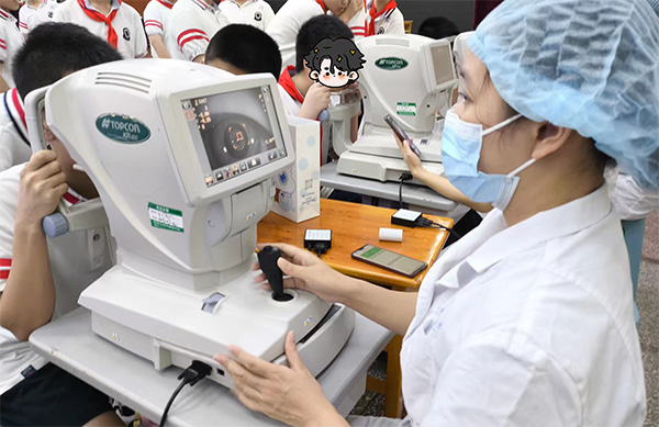 視力檢查現(xiàn)場。重慶華廈眼科醫(yī)院供圖