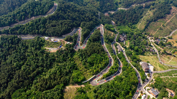 鹽堰路鳥(niǎo)瞰圖。沙坪壩區(qū)交通運(yùn)輸委供圖