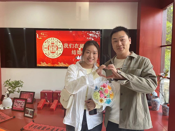 磁器口婚姻登記點(diǎn)，新人在這里頒證。周小平攝