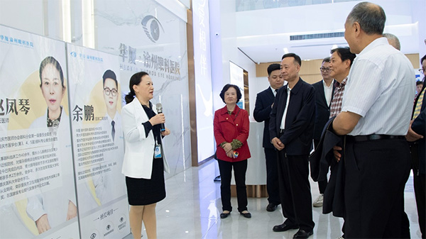 參觀交流活動(dòng)現(xiàn)場(chǎng)。華廈渝州眼科醫(yī)院供圖