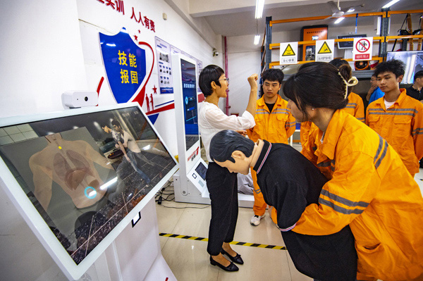 安全技術(shù)與管理專業(yè)學(xué)生利用數(shù)字虛擬實訓(xùn)設(shè)備開展應(yīng)急救援實訓(xùn)。學(xué)校供圖